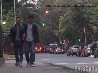 Dva youths hook up za gej ena na ena