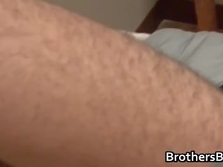 Brāļi beguiling b-yfriend izpaužas penis iesūc