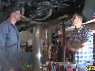 Homo ngisep and silit fuck in the garage