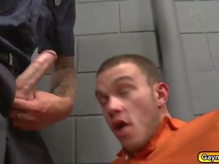 Penjara gay seks dengan empat orangan menghisap zakar dan dubur fuck