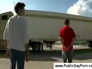 Homossexual juvenil dá um broche em público