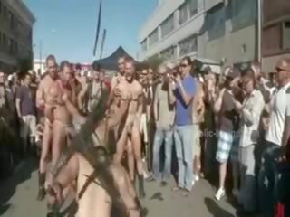 Δημόσιο plaza με γυμνός άνδρες prepared για άγριο coarse violent γκέι ομάδα σεξ ταινία mov