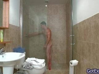 Stupendous gespierd lad aftrekken onder douche