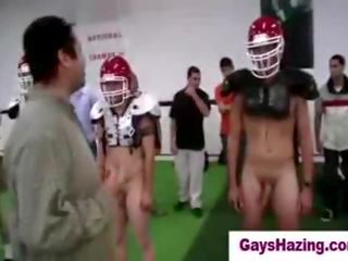 Hetro juveniles terbuat untuk bermain telanjang sepak bola oleh homos