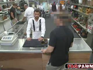 Enticing đồng tính thổi một putz trong công khai pawn cửa hàng