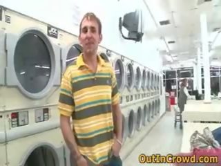 Đam mê đồng tính striplings đang có xxx kẹp trong công khai laundry 1 qua outincrowd